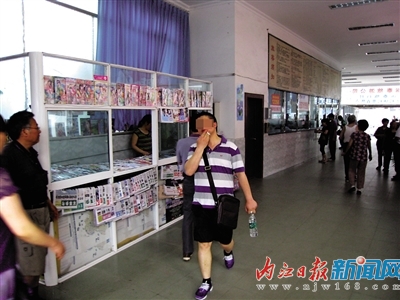 禁烟令已行十天&nbsp;内江部分车站依然“烟雾蒙蒙”(图4)