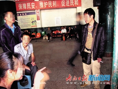 禁烟令已行十天&nbsp;内江部分车站依然“烟雾蒙蒙”(图2)