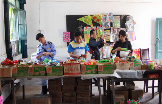 合江实录乡开展食品安全检查(图1)