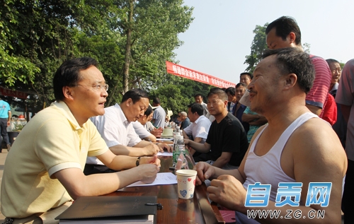 自贡市领导“摆摊”接访&nbsp;听取民生为民解难(图1)