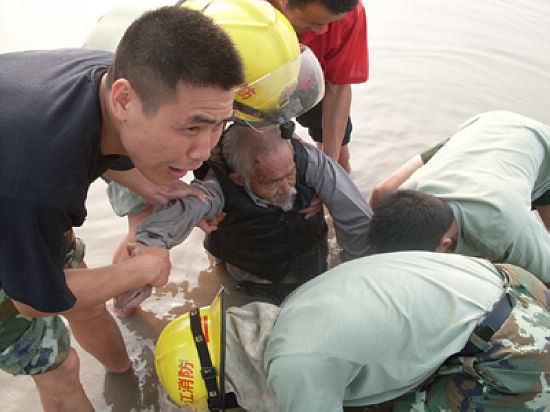 七旬老人身陷河滩流沙十小时&nbsp;消防官兵紧急救援(图2)