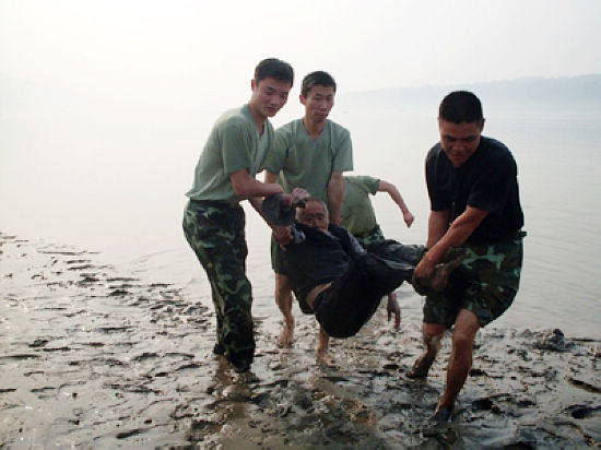 七旬老人身陷河滩流沙十小时&nbsp;消防官兵紧急救援(图3)