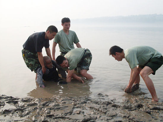 七旬老人身陷河滩流沙十小时&nbsp;消防官兵紧急救援(图1)