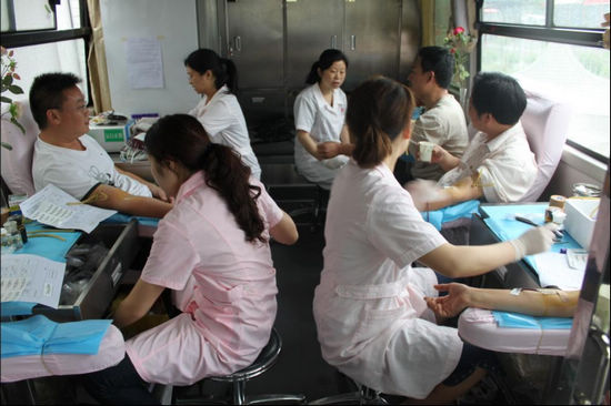 马岭镇：干部群众踊跃义务献血奉献爱心(图2)