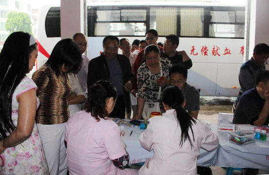 马岭镇：干部群众踊跃义务献血奉献爱心(图1)