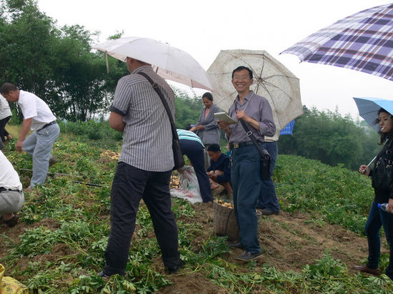 通滩镇：面对面技术指导&nbsp;助农增收致富(图2)