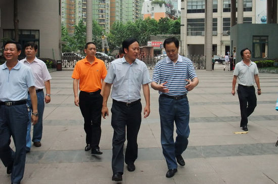 龙马潭区副区长毛汉东考察重庆君和实业有限公司(图1)
