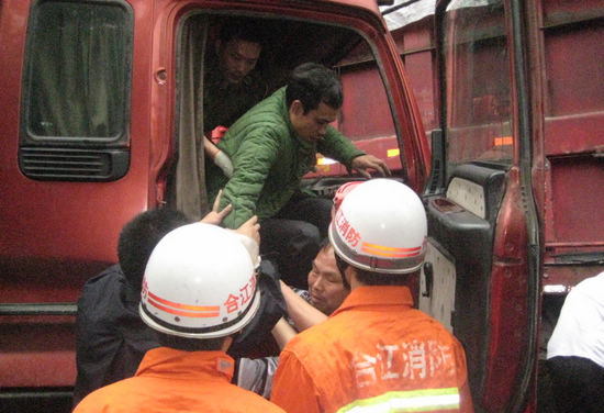 合江:两重型卡车相撞 消防官兵成功救出被困驾驶员(图4) 合江:两重型卡车相撞 消防官兵成功救出被困驾驶员(图4)