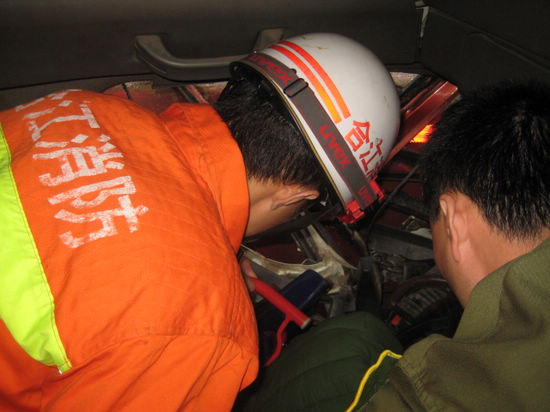 合江:两重型卡车相撞 消防官兵成功救出被困驾驶员(图3) 合江:两重型卡车相撞 消防官兵成功救出被困驾驶员(图3)
