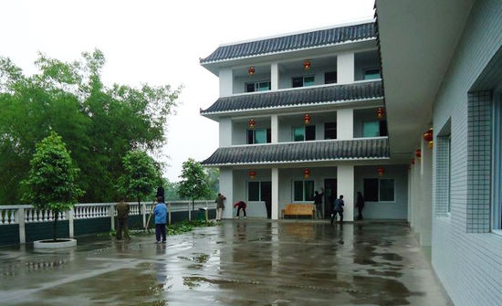 立石镇：青年志愿者走进敬老院