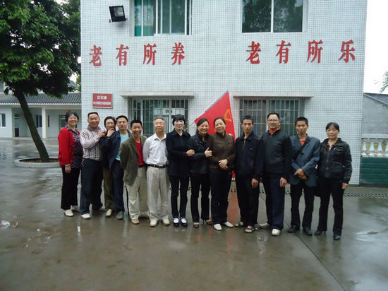 立石镇：青年志愿者走进敬老院(图1)