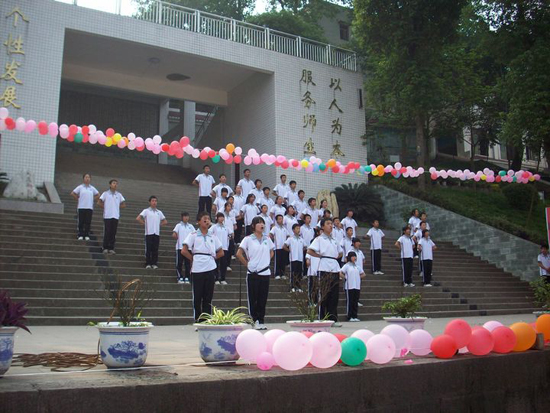 立石中学校园艺术节落下帷幕(图1) 立石中学校园艺术节落下帷幕(图1)