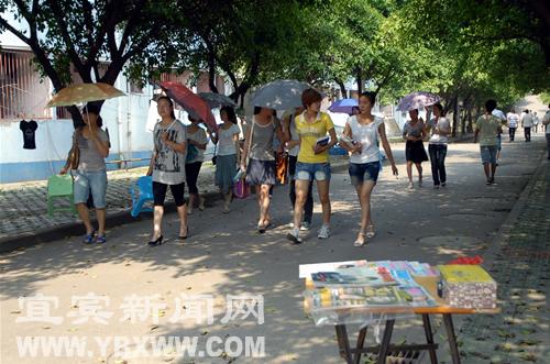 诚信的试金石&nbsp;宜宾学院里的无人售书摊(图1)
