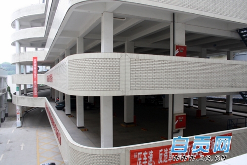 自贡最大“停车楼”完成改造(图1)