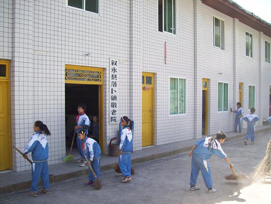 落卜镇：学生娃为敬老院老人捶背揉肩(图4)