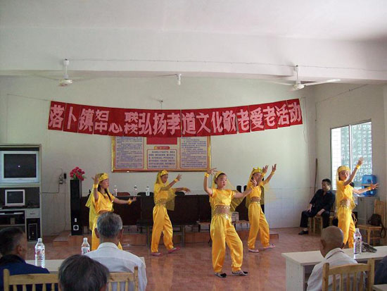 落卜镇：学生娃为敬老院老人捶背揉肩(图1)