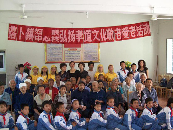 落卜镇：学生娃为敬老院老人捶背揉肩(图2)