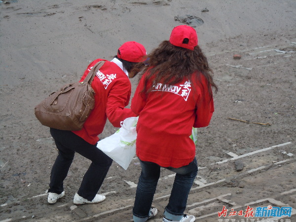 两千志愿者参与甜城湖环境治理行动(图2)