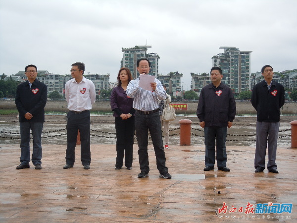 两千志愿者参与甜城湖环境治理行动(图4)