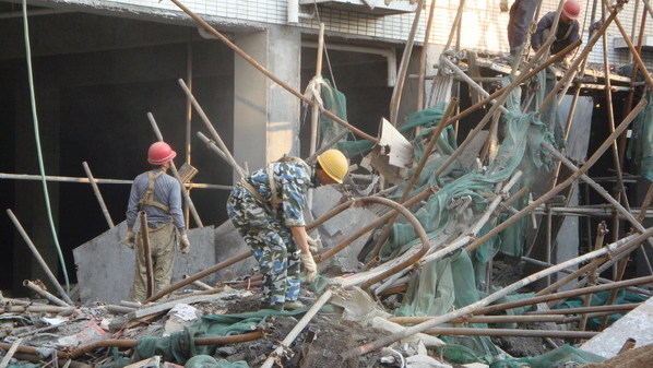 内江：塔吊挂倒脚手架&nbsp;施工现场一死两伤(图1)