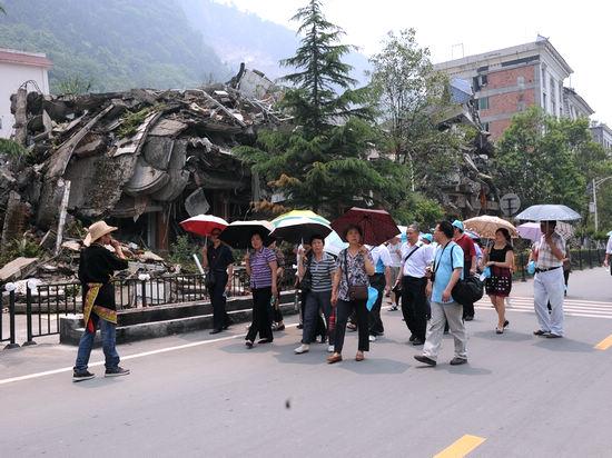 龙马潭区组织离退休干部参观灾后重建新面貌
