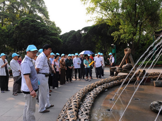 龙马潭区组织离退休干部参观灾后重建新面貌(图4)