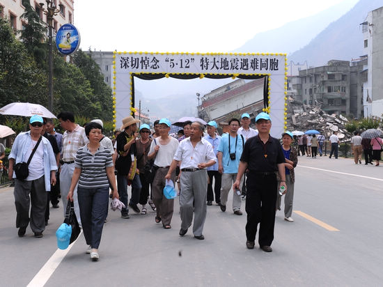 龙马潭区组织离退休干部参观灾后重建新面貌(图1)