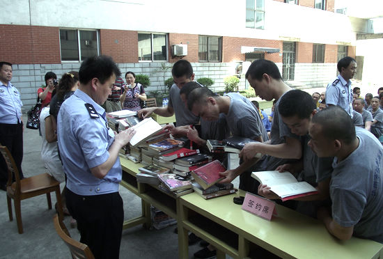 泸州市图书馆在市劳教所设立现场借阅点(图3)