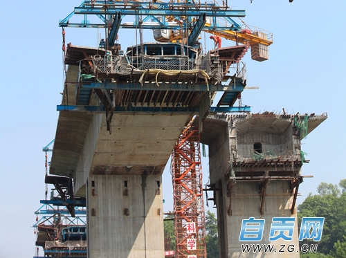 成自泸赤自贡段建设加快&nbsp;沱江大桥开始桥面施工(图1)