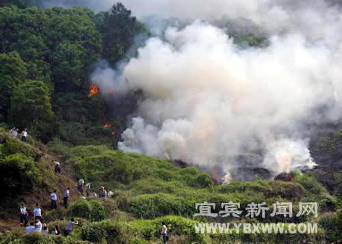 宜宾县柏溪突发山火 两灭火队员受伤(图2) 宜宾县柏溪突发山火 两灭火队员受伤(图2)