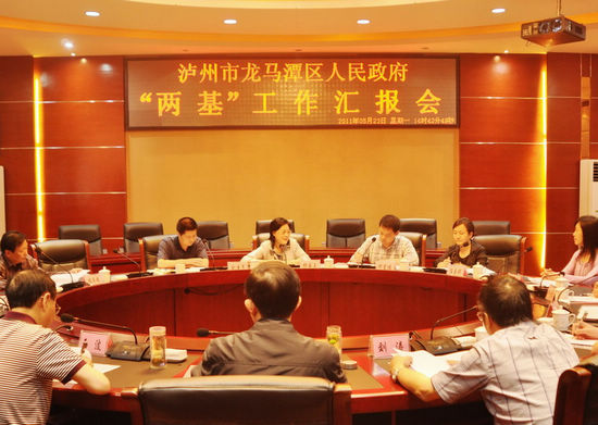 省检查组到泸州龙马潭区检查“两基”工作(图1)