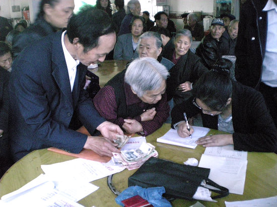 方洞镇：社区患病老支书有群好邻居
