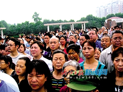执行任务&nbsp;内江青年英勇献身&nbsp;家乡父老追悼烈士(图2)