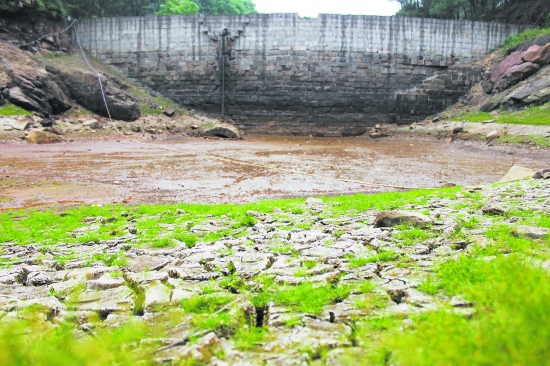泸县高岩水库干涸见底&nbsp;2600余居民生活用水无法保障(图1)