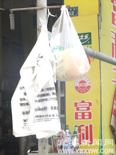 “限塑令”将满3年&nbsp;宜宾免费塑料袋还在“飞”(图2)
