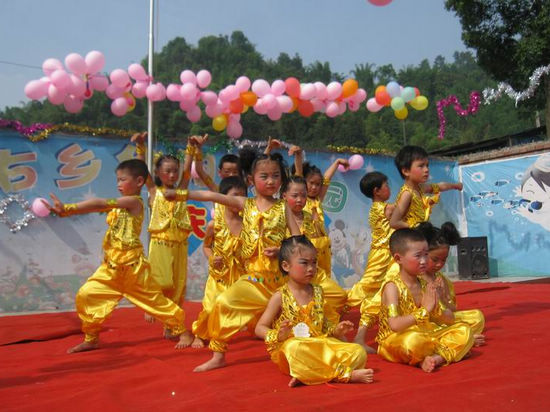 榕右乡：华阳幼儿园庆六一