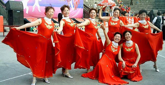 叙永组织退休职工唱红歌跳红舞颂党恩