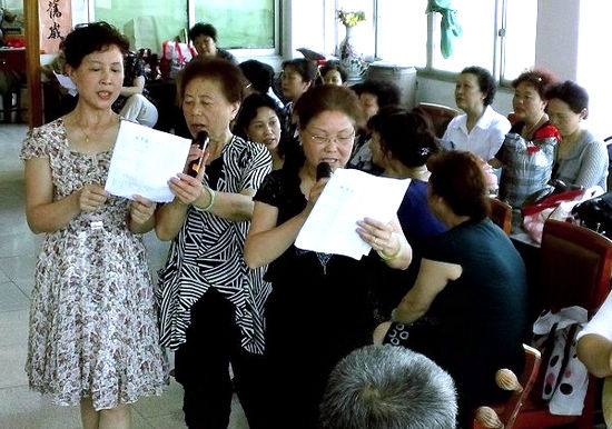 叙永组织退休职工唱红歌跳红舞颂党恩(图1)