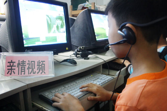 龙车镇:“亲情视频”为留守儿童送上“六一”礼物(图1) 龙车镇:“亲情视频”为留守儿童送上“六一”礼物(图1)
