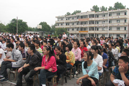 纳溪大渡口镇中学唱红歌庆“六.一”(图2) 纳溪大渡口镇中学唱红歌庆“六.一”(图2)