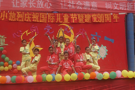叙永大石乡：泥坝课桌设舞台&nbsp;被套相缝为幕布(图2)