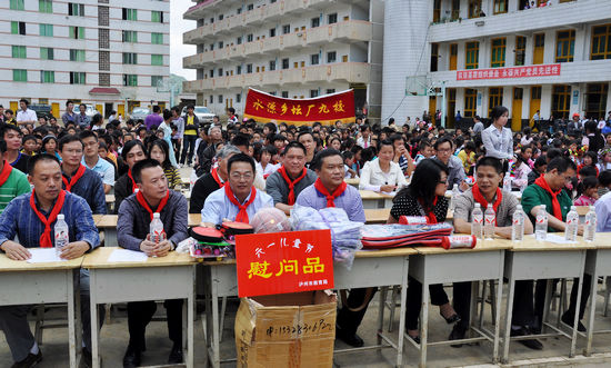 叙永：彝乡儿童六一这样过(图1)