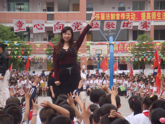兆雅镇:"童心颂党"拉开庆祝建党90周年活动序幕(图2)