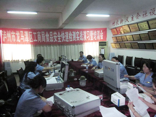 泸州：工商进市场让市民亲身体验食品安全检测(图1)
