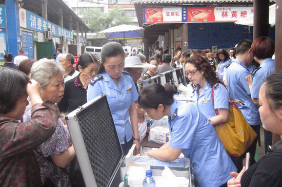 泸州：工商进市场让市民亲身体验食品安全检测(图4)