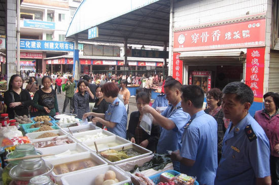 泸州：工商进市场让市民亲身体验食品安全检测(图3)