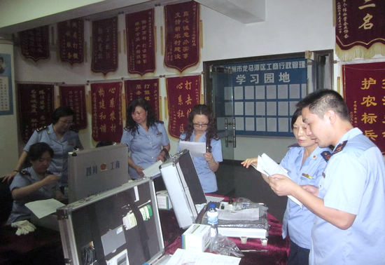 泸州：工商进市场让市民亲身体验食品安全检测(图2)