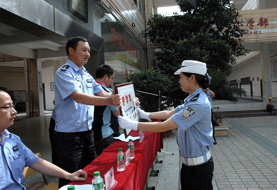 首批“女警护学岗”亮相酒城(图3)