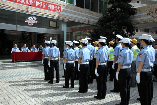 首批“女警护学岗”亮相酒城(图2)