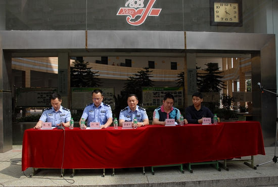 首批“女警护学岗”亮相酒城(图1)